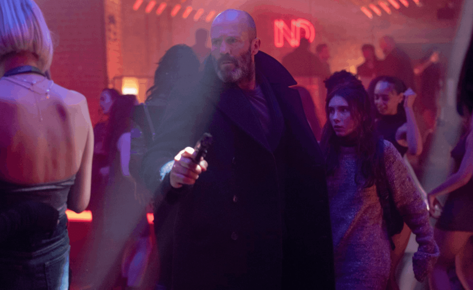 Shelter – A Quiet Bond Beneath the Noise of a Familiar Storm